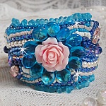 Bracelet Belle Epoque Haute Couture brod&eacute; avec des navettes en Cristal de Swarovski &agrave; laquelle s'ajoute des chatons, toupies, rose en r&eacute;sine, perles rondes nacr&eacute;es, briolettes et rocailles